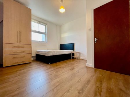 3 Bed Flat, Acton, W3 - Photo 3