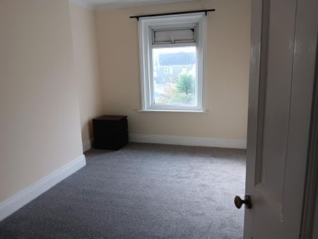 3 bedroom flat to rent - Photo 2
