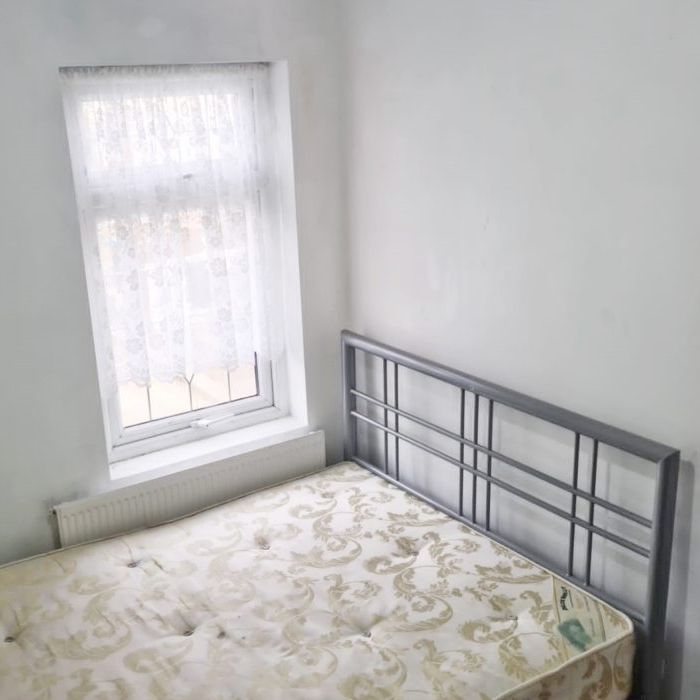 Lansbury Avenue, Edmonton, London N18 - Photo 1