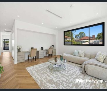 Brand-New Five Bedrooms, Four Bathrooms Luxury Residence in the Heart of Eastwood - Photo 3