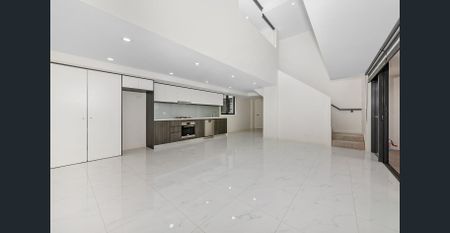 Spacious Top Floor Split-Level Apartment - Photo 3