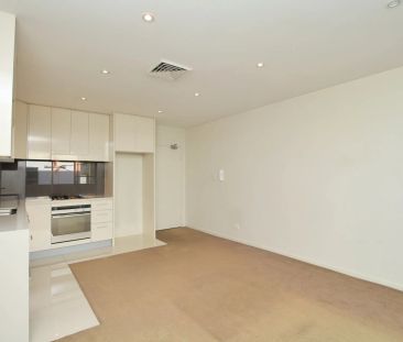 Stylish Executive One-Bedroom Apartment - Photo 2