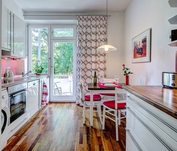 Beautiful historic apartment facing the courtyard - Foto 1