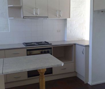 Charming Two-Bedroom Townhouse in a Sought-After Maribyrnong Location - Photo 5