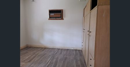 $900/PW 3-4 Bedrooms 1 Bathroom - Photo 4