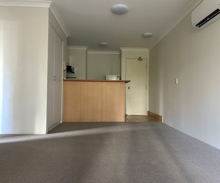 SECURE BROADBEACH, 1 BEDROOM UNIT MINUTES TO THE BEACH - Photo 2