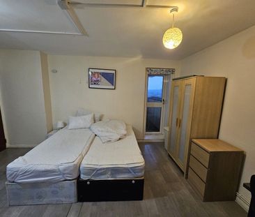 Room in a Shared Flat, Harrington Square, NW1 - Photo 5