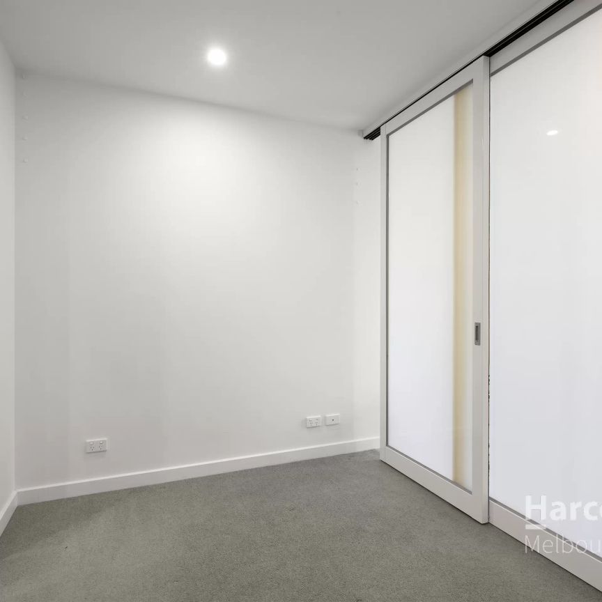 Stylish Modern Apartment Moments from North Melbourne Station - Photo 1