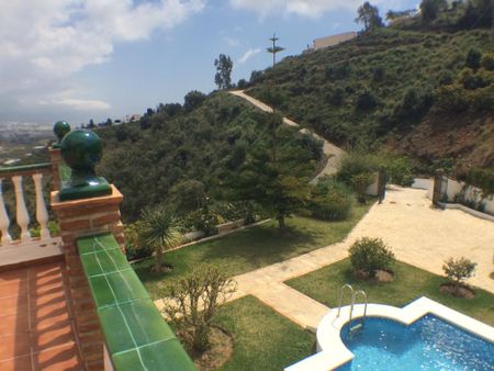 Beautiful Detached Villa With Bedrooms, Private Pool and Nice Views For Long Term Rental - Photo 3