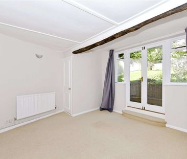 A spacious two bedroom detached cottage in the village of Cookham Dean - Photo 6