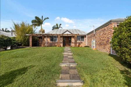 Family Home in Stafford Heights! - Photo 4