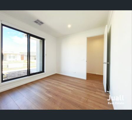 33 Langer Circuit, Cranbourne, Vic 3977 - Photo 1
