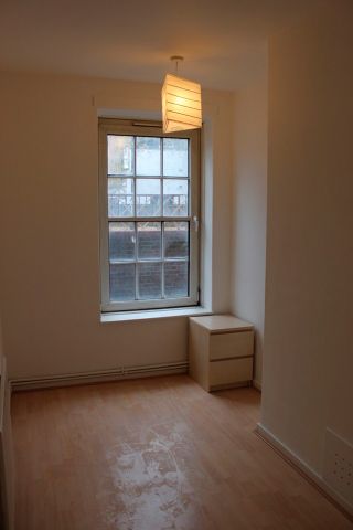4 Bed Flat, Hawkins House, SE8 - Photo 2