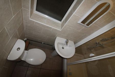 4 bedroom semi-detached house to rent - Photo 2