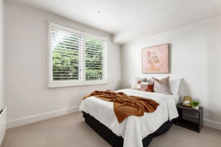 Spacious and Bright Apartment with Spectacular Foreshore Appeal! - Photo 4