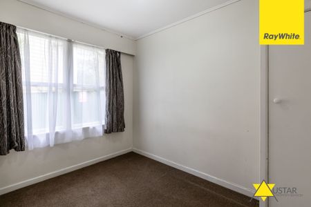 Sunny 2-Bedroom Home with Lawn, Storage & Parking - Walk to Dressmart & Dining - Photo 5