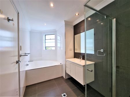 Stylish and Timeless Four Bedrooms Duplex - Photo 4