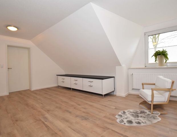 Wohnen auf dem Lande - Top-gepflegte Dachgeschosswohnung mit Einbauküche in Neuvrees - Photo 1