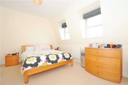 Four bedroom town house in a convenient location for the town centre. - Photo 4