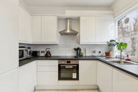 2 bedroom flat in London - Photo 4