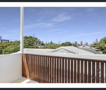 Large Family home with pool in central location - Photo 6