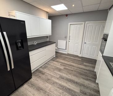 High Street - Photo 4