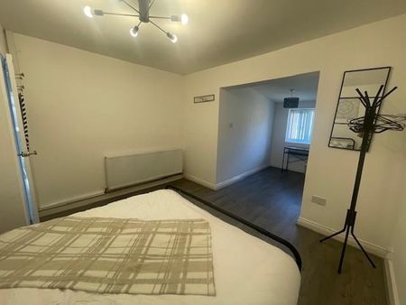 3 bedroom semi-detached bungalow to rent - Photo 4