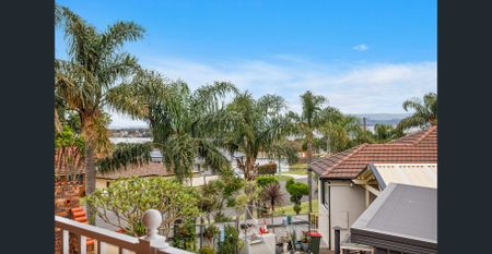 3 BEDROOM FAMILY HOME WITH LAKE & OCEAN VIEWS - Photo 5