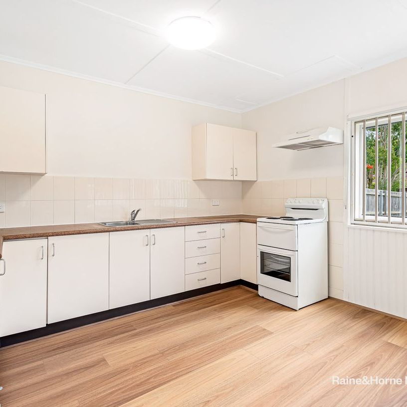 Renovated Large Family Home with Expansive Rear Garden - Photo 1