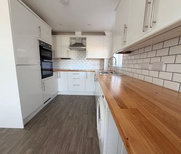 4 bedroom semi-detached house to rent - Photo 4