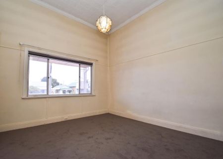 Central Location - Three Bedrooms with Brand New Carpet - Photo 2