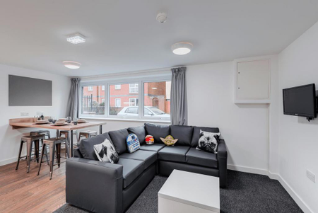 1 bedroom in a flat share to rent - Photo 2