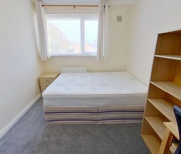 4 bedroom semi-detached house to rent - Photo 5