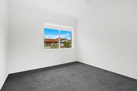 Tastefully Renovated Top Floor Apartment - Photo 2