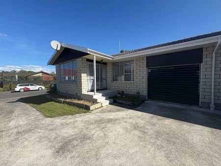 Quiet 2 Bedroom unit - Photo 2