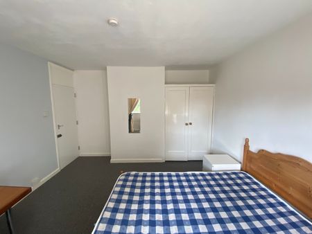 4 Bed Terraced House, Mayors Croft, CV4 - Photo 5