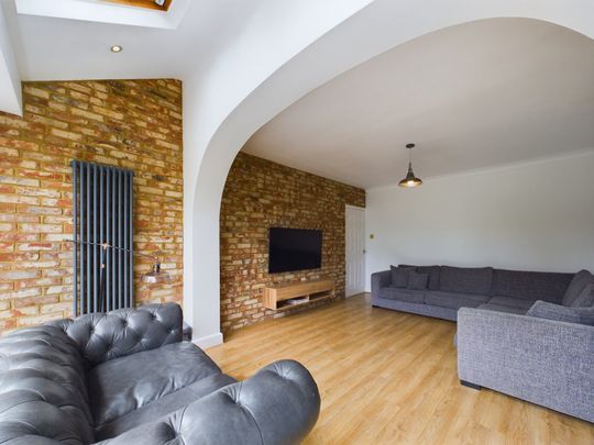 6 bedroom House in London Road, Wokingham - Photo 1