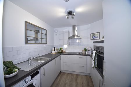 Atterbury Lodge, Newport Pagnell, Buckinghamshire - Photo 4