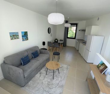 Location Appartement 3 pièces 57m² MARSEILLE 1er - Photo 2