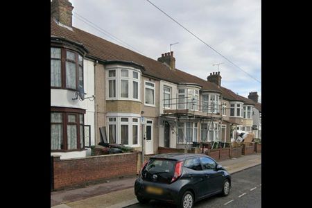 4 Bed Terraced House, Movers Lane, IG11 - Photo 5