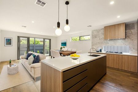 HIGH-CALIBER BAYSIDE LUXURY LIVING! - Photo 3