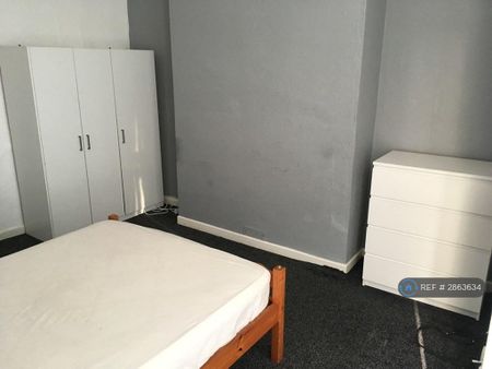 3 bedroom flat to rent - Photo 4