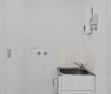 Stylish Apartment Offering Easy Access to the CBD, Airport & Key Am... - Photo 6