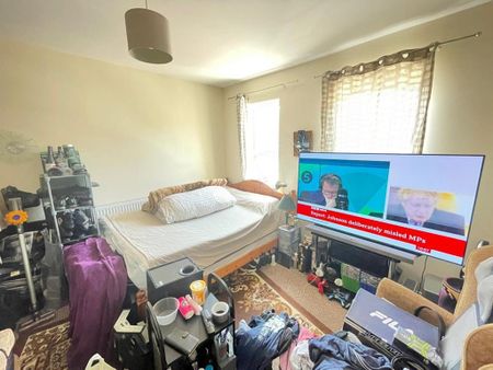 4 bedroom semi-detached house to rent - Photo 5