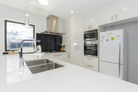 GLEN EDEN - Modern 4 bedrooms 2 bathroom family home Glen Eden - Photo 2