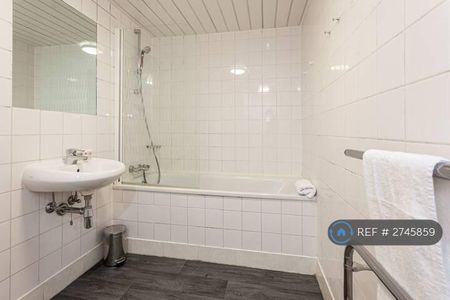 1 bedroom in a flat share to rent - Photo 2