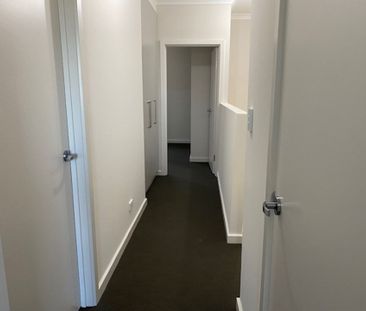 Modern 3 Bedroom Townhouse - Photo 2