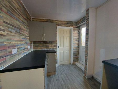 2 bedroom terraced house to rent - Photo 2