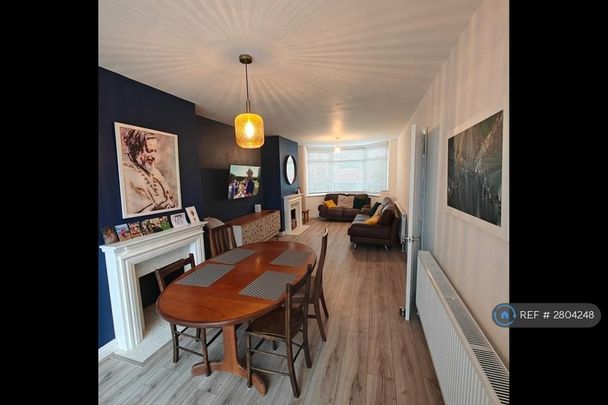 1 bedroom in a house share to rent - Photo 1