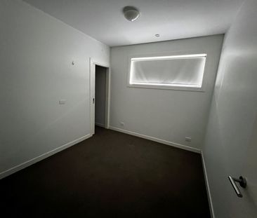 Classic 2Br Apartment in West Footscray! - Photo 2